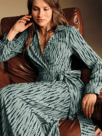 Écloséra Vintage fransk stil avslappnad oregelbunden prickig klänning med v-ringning, knyt i midjan och sidoslits, svart, dam vår/höst