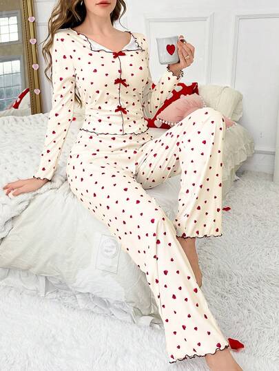 Ensemble pyjama avec haut à manches longues avec accent nœud papillon et imprimé cœur col V, et pantalon. Vêtements d'automne et d'hiver confortables et élégants
