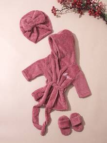 SHEIN 新生儿女孩摄影浴袍，配有配套头巾帽和迷你拖鞋，婴儿拍摄服装，爱心刺绣新生儿道具