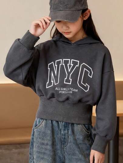 少女休闲宽松加厚印花卫衣，适合秋冬季、春夏季街头穿着，百搭日常，适合各种运动、返校季和学院风场合。