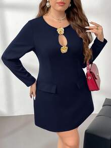 Firerie تنورة ميني أنيقة وأنيقة ذات أكمام طويلة وخصر ضيق مزينة بزهور معدنية مجوفة، طراز راكب القطار الحديث، مقاسات كبيرة - أزرق بحري - مشاهدة 3