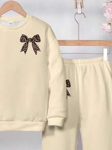 SHEIN 2 pièces Ensemble de Sweat-shirt-shirt à col rond manches longues et pantalon, imprimé nœud léopard rétro chic, blanc crème, décontracté et confortable. Tenues d'automne pour adolescentes, enfants élégants, vêtements décontractés, vêtements graphiques pour enfants, rentrée scolaire, vêtements d'automne, homecoming. Convient pour le pique-nique en plein air, la photographie de rue, la maison, le campus, l'hiver tranquille - Multicolore - Voir 7