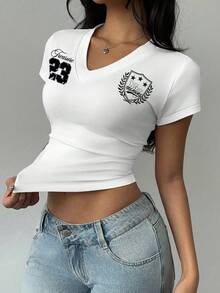 SHEIN EZwear 女式休闲运动 V 领数字和字母徽章印花短袖褶饰修身短款 T 恤，夏季 - 白色 - 查看 2