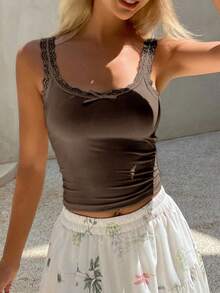 DAZY Camiseta sin mangas ajustada con parches de encaje y decoración de lazo, top casual y sexy para mujer - Café integral - Ver 4