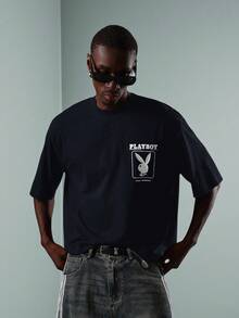 PLAYBOY X SUMWON Kaos Crop Fit Oversized Crew Neck dengan Motif Sampul Majalah Retro dan Logo Merek - Navy Blue - View 2