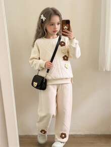 SHEIN Playful Pals 两件套少女可爱甜美针织提花粉色上衣和裤子套装，饰有3D立体花卉图案，适合日常和户外穿着，秋冬季节适用。 - 杏色 - 查看 3