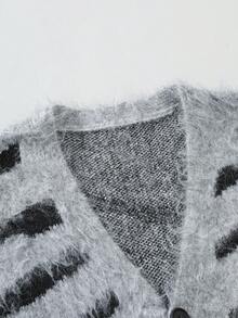 Manfinity Hypemode Cardigan Rajut Kasual Lengan Panjang Bergaris Kancing Tunggal untuk Pria, Cardigan Sweater Grunge Musim Gugur/Dingin Motif Zebra untuk Pria - Grey - View 4
