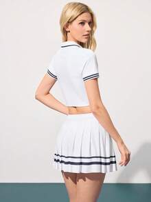 CourtClass 女士撞色蝴蝶结 Polo 领短款修身罗纹拼接上衣和 A 字条纹褶裥二合一半裙运动休闲网球套装 - 白色 - 查看 2