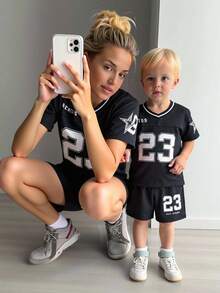 SHEIN 2 Stück/Set Baby Jungen süßer Sportlich Lässig Sommer Schwarzes Zahlen Muster Locker Kurzarm Top und Elastischer Taille Shorts Set, Sportoutfit für Basketball, Fußball - Verschiedenfarbig - Übersicht 6