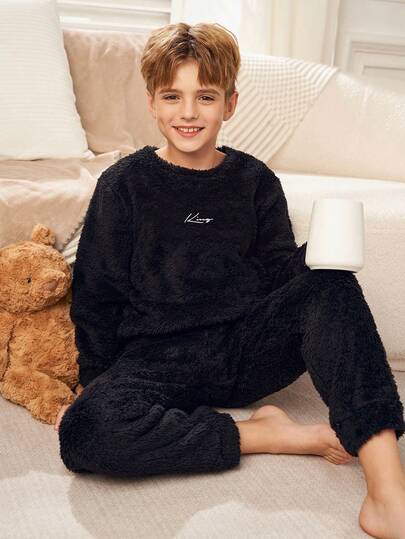 SHEIN 2pcs Tween Boy Minimalist Letter Embroidered Crew Neck Long Sleeve Top And Pants Soft Comfortable Fleece Pajama Set, Suitable For Christmas, Winter
