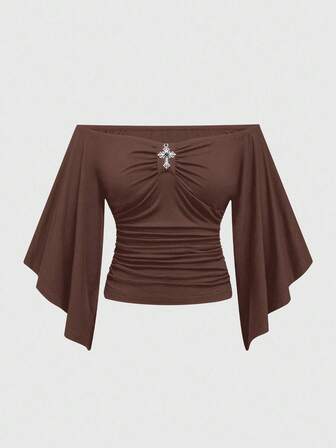 J-Fashion T-shirt à volants à épaules dénudées avec décoration de croix en métal, pour femmes