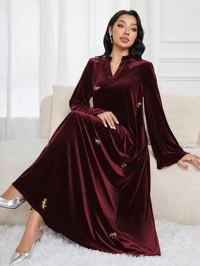 Al Najma V-ringad broderad sammetsklänning med elegant charm
