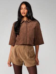 MISSGUIDED Kemeja suede model crop dengan kancing depan, kerah, dan saku dada untuk tren fesyen musim gugur. - Coffee Brown - View 1