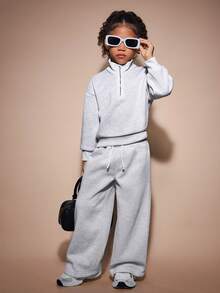 SHEIN Conjunto de 2 piezas de camisetas deportivas para niñas y niños pequeños, fabricadas en tela gris clara, con una camiseta deportiva de cuello alto con media cremallera y pantalones deportivos sueltos, suaves y cómodos, adecuados para el estilo deportivo casual de las niñas pequeñas, perfectos para el uso diario y las actividades al aire libre. - Gris Claro - Ver 4