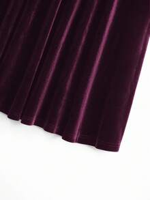 GlowEve CURVE Bộ 2 món áo nhung thêu ren cao cấp kiểu Pháp trơn màu cỡ lớn dành cho nữ và chân váy midi cạp chun - Màu tím - Xem 6