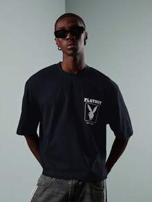 PLAYBOY X SUMWON Kaos Crop Fit Oversized Crew Neck dengan Motif Sampul Majalah Retro dan Logo Merek - Navy Blue - View 6