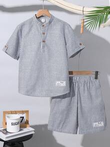 SHEIN 男童休闲假日韩版立领半拉链短袖上衣（带贴布），条纹梭织短裤两件套 - 藍色 - 查看 4