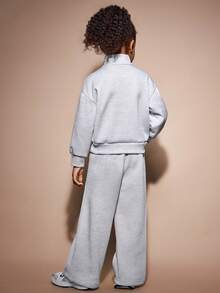 SHEIN Conjunto de 2 piezas de camisetas deportivas para niñas y niños pequeños, fabricadas en tela gris clara, con una camiseta deportiva de cuello alto con media cremallera y pantalones deportivos sueltos, suaves y cómodos, adecuados para el estilo deportivo casual de las niñas pequeñas, perfectos para el uso diario y las actividades al aire libre. - Gris Claro - Ver 2