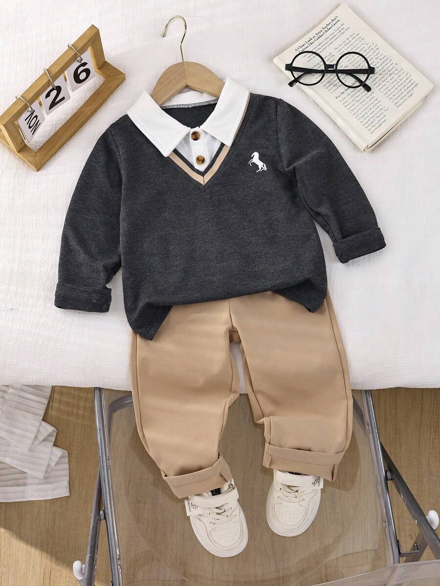 SHEIN 1件男婴套装,儿童针织舒适长袖Polo衫二合一卫衣,时尚有型幼儿胸前印花独特设计上衣搭配卡其色休闲弹力腰裤,宽松版型,适合秋季度假、日常穿着等场合。 - 深灰色 - 查看 1