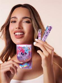 My Little Pony X SHEIN 4件套便携式指甲钳套装，配有激光PU皮革收纳袋，优质不锈钢美甲套装，专业美容套装，包含指甲钳、便携式指甲锉和耳勺，适合旅行或居家使用的个人护理套装，经久耐用，沙龙级品质工具，方便在家轻松修容，可爱甜美女孩款，独角兽图案，送礼佳品 - 淺紫色 - 查看 2