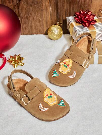 Mini mi #Xmasvibes Tamancos Infantis Bege Com Estampa De Boneco De Gengibre E Árvore De Natal, Com Tira Ajustável No Calcanhar Com Fecho De – Doces, Aconchegantes E Perfeitos Para As Festas De Fim De Ano.