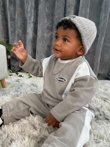 SHEIN 2 sztuki/zestaw chłopięcej bluzy casualowej, prostej i modnej, szarej, patchworkowej, białej, z okrągłym dekoltem i długim rękawem, w połączeniu z pasującymi szarymi spodniami dresowymi, odpowiedniej do noszenia na co dzień i do szkoły, na wiosnę i jesień