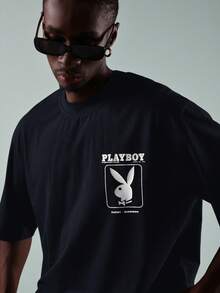PLAYBOY X SUMWON Kaos Crop Fit Oversized Crew Neck dengan Motif Sampul Majalah Retro dan Logo Merek - Navy Blue - View 5