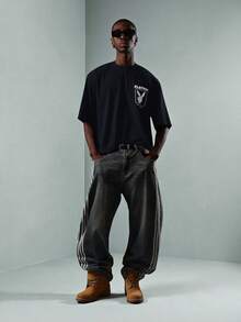 PLAYBOY X SUMWON Kaos Crop Fit Oversized Crew Neck dengan Motif Sampul Majalah Retro dan Logo Merek - Navy Blue - View 4