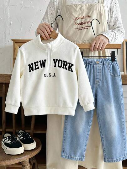 男童两件套保暖加厚白色高领卫衣和牛仔裤套装，舒适休闲，日常百搭，适合室内、室外、日常、运动、派对、节日、街头风、运动服、慢跑裤、返校、牛仔、圣诞节、新年等场合。男童牛仔裤套装，儿童卫衣套装，男童卫衣套装，男童秋冬休闲两件套。