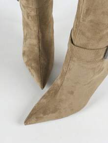 CUCCOO BIZCHIC Botas de gamuza con tacón de aguja para mujer, botas altas sobre la rodilla con tacón alto para otoño/invierno, nuevas botas altas con hebilla de metal para uso casual/fiesta/oficina con punta puntiaguda y cremallera lateral, cómodas botas de tacón alto delgado en color albaricoque