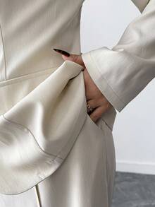 SHEIN Tall CURVE Bộ vest vải dày cổ chữ V màu mơ cỡ lớn dành cho nữ, có nút tương phản màu đen và túi giả, thiết kế trang phục giáo viên chuyên nghiệp thanh lịch, thích hợp cho lễ Halloween, thời trang thu mới, cao cấp, tay dài, bó eo, dáng thẳng, rộng rãi - Màu be - Xem 4