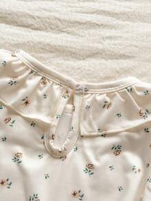 Vintaside Kids 这款女宝宝两件套包括一件米色碎花荷叶边圆领长袖上衣和一件棕色连体背带裤，适合春秋季穿着。适合在花园拍照、居家休闲以及参加派对。 - 咖啡棕 - 查看 4