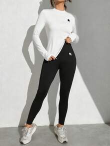 SHEIN Essnce 2 件套休闲简约复古硬币和白马标志印花针织长袖紧身打底衫套装，适合秋冬季 - 黑與白 - 查看 3