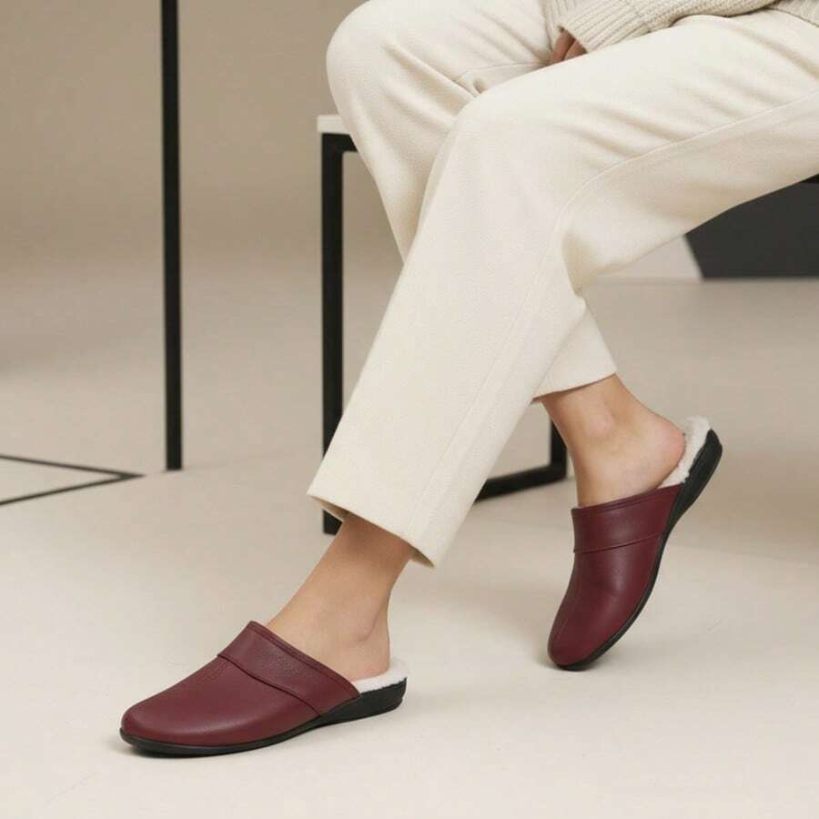 Pantufla tipo Mules para Mujer 100% Piel en Diferentes Tonos, Interior Forrado de Borrego Natural, Diseño Clásico y Atemporal, Suela Plana Antiderrapante, Máxima Comodidad y Calidez para Uso Diario en Temporada Otoño/Invierno, Material Premium de Fácil Limpieza, Ideal para Relajación en Casa, Oficina o Salidas Rápidas, Complemento Versátil y Sofisticado para tu Guardarropa - Burdeos - Ver 1