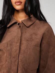 MISSGUIDED Kemeja suede model crop dengan kancing depan, kerah, dan saku dada untuk tren fesyen musim gugur. - Coffee Brown - View 5