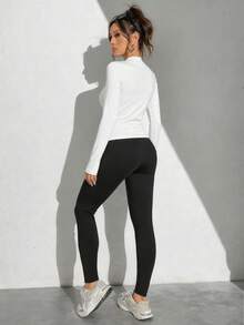 SHEIN Essnce 2 件套休闲简约复古硬币和白马标志印花针织长袖紧身打底衫套装，适合秋冬季 - 黑與白 - 查看 2