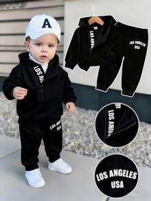 SHEIN Playful Pals 男婴字母印花连帽卫衣和松紧腰字母印花裤两件套，适合外出、休闲穿着，秋冬季节适用，男婴套装，灰色卫衣套装，男婴运动服，男婴运动套装，男婴连帽衫套装，男婴休闲套装，男婴服装，男婴服装套装 - 黑色 - 查看 1