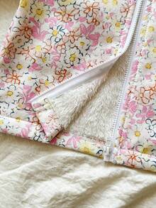 SHEIN Vintaside Kids معطف مقنع بطبعة زهور صغيرة للبنات الرضع، إغلاق بسحاب، بطانة حرارية، ملابس خارجية شتوية عصرية وكاجوال - وردي فاتح - مشاهدة 8