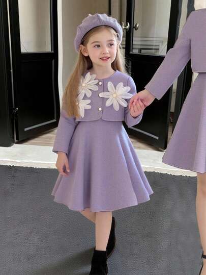 SHEIN فستان قصير بدون أكمام مع جاكيت قصير مزين بأزرار 3D على شكل زهرة، أنيق وأنثوي وجذاب للفتيات الصغيرات