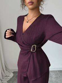 Elenzga 女士优雅高端正式办公通勤休闲曲线商务休闲纯色纹理面料叠层V领收腰褶裥大金属扣下摆开衩长袖衬衫+松紧腰宽松直筒裤套装 - 紫紅色 - 查看 3