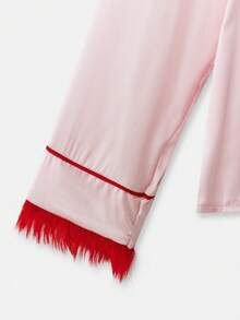 SHEIN Unity Conjunto de pijama de satén rosa con ribete rojo y adorno de plumas para otoño e invierno - Rosa - Ver 6