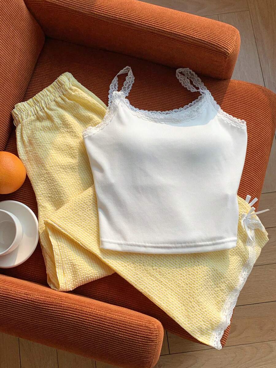 SHEIN Serisse Kids 少女休闲家居服套装,修身蕾丝边吊带背心搭配阔腿条纹裤,饰有蝴蝶结,白色和浅黄色 - 黃色 - 查看 1