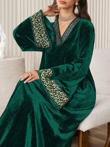 Al Najma 黑色天鹅绒V领亮片刺绣修身喇叭裙，优雅秋冬装 - 墨綠色 - 查看 4