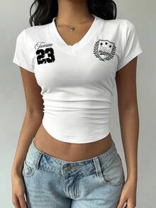 SHEIN EZwear 女式休闲运动 V 领数字和字母徽章印花短袖褶饰修身短款 T 恤，夏季 - 白色 - 查看 6