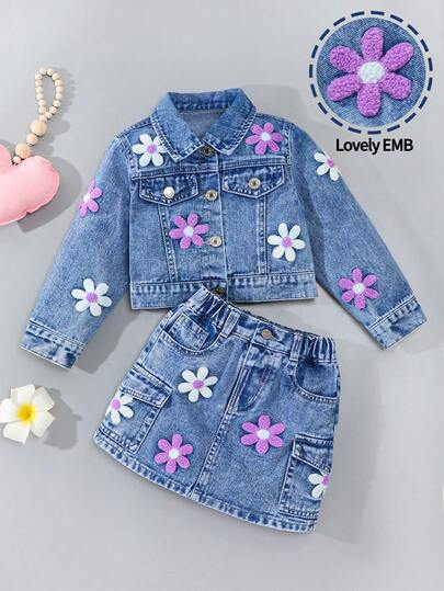 Conjunto de 2 piezas de mezclilla para niñas, estilo casual y dulce para la escuela, conjunto de ropa de mezclilla azul oscuro lavada diseñado para la pequeña princesa. Chaqueta corta con solapa decorada con bordado floral morado y blanco, mangas con puños; Falda de talle alto en línea A con bolsillos prácticos, con patrón floral a juego con la chaqueta. Versátil para primavera y otoño, usar con camiseta por dentro y chaqueta por fuera, combinar con tenis o botas, adecuado para la escuela, salidas, fiestas