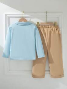 SHEIN Souflis 男童春秋季蓝色针织长袖翻领衬衫细条纹恐龙图案休闲裤两件套 - 淺藍色 - 查看 2