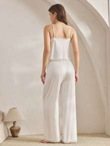 Ocili 2 件套休闲白色缎面蕾丝舒适简约柔软吊带背心裤套装，夏日假日别致秋季缎面光泽男女通用女士睡衣套装 - 白色 - 查看 3