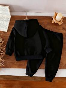 SHEIN Playful Pals 男婴字母印花连帽卫衣和松紧腰字母印花裤两件套，适合外出、休闲穿着，秋冬季节适用，男婴套装，灰色卫衣套装，男婴运动服，男婴运动套装，男婴连帽衫套装，男婴休闲套装，男婴服装，男婴服装套装 - 黑色 - 查看 2