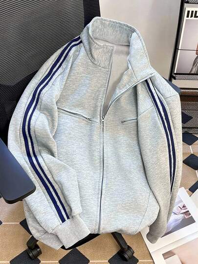 少女拉链抓绒外套，冬季服装。立领拉链卫衣外套，配有工装拉链装饰，插肩袖拼接设计，侧边抽绳点缀，适合秋冬季休闲、运动、度假穿着。