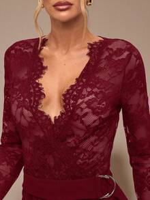 SHEIN BAE Bộ đồ liền thân ren đen dài tay cổ chữ V sâu, đồ lót nữ thanh lịch, thích hợp cho các buổi hẹn hò hàng ngày, đi chơi, tiệc tùng, thiết kế ống rộng bất đối xứng, bộ đồ liền thân duyên dáng cho mùa thu/đông - Màu Đỏ Sâu - Xem 6